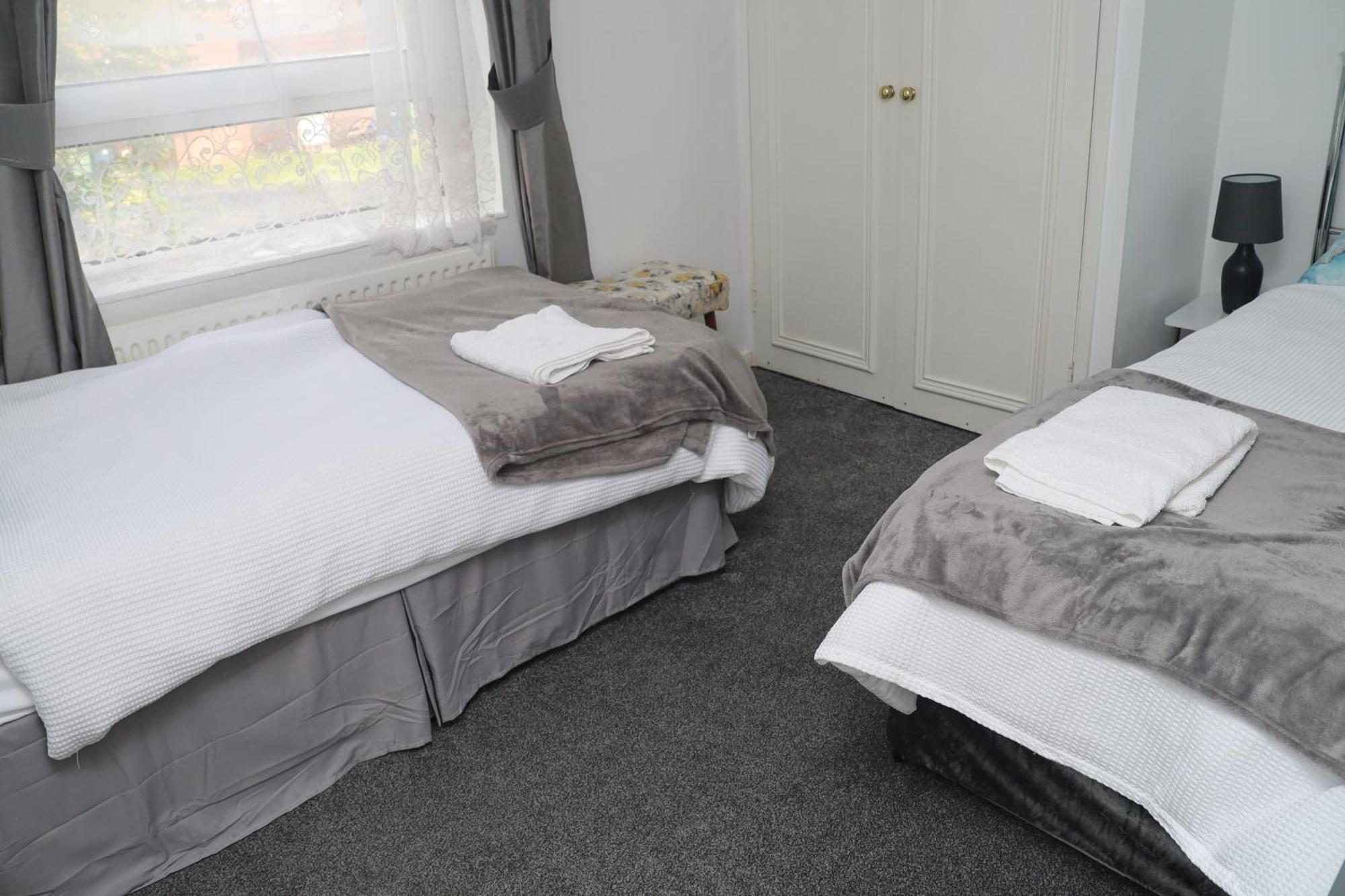 Superb 3 Bedroom Flat In Stafford Exterior photo